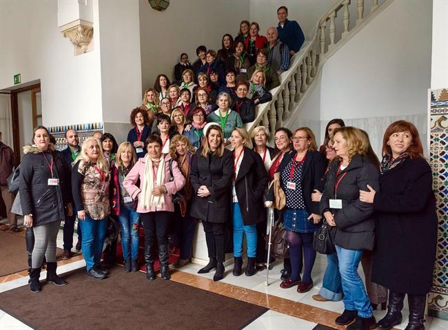 Susana Díaz con representantes de las camareras de piso en Andalucía | JUNTA ep susana diazrepresentanteslas camareraspisoandalucia
