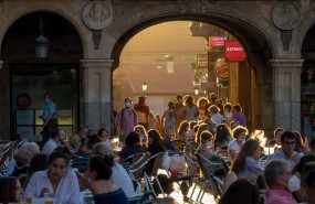 ep turistas con mascarilla en la plaza mayor de la ciudad de salamanca durante la pandemia del