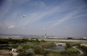ep un avion vuela por el espacio protegido de la ricarda