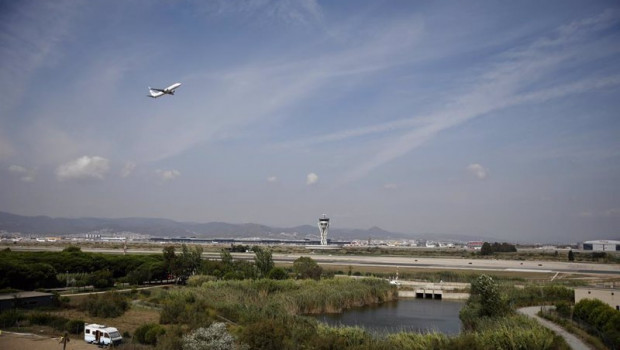 ep un avion vuela por el espacio protegido de la ricarda