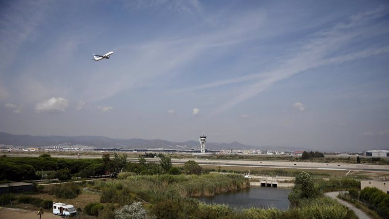 ep un avion vuela por el espacio protegido de la ricarda
