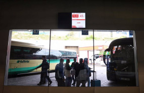 ep un grupo de personas frente a un autocar en las inmediaciones de la estacion de autobuses de ep un grupo de personas frente a un autocar en las inmediaciones de la estacion de autobuses de
