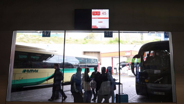 ep un grupo de personas frente a un autocar en las inmediaciones de la estacion de autobuses de