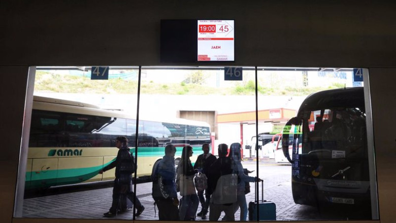 ep un grupo de personas frente a un autocar en las inmediaciones de la estacion de autobuses de ep un grupo de personas frente a un autocar en las inmediaciones de la estacion de autobuses de