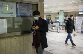 ep un hombre con mascarilla para evitar el contagio del nuevo coronavirus