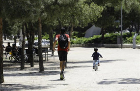 ep un hombre hace deporte con un nino en bicicleta por madrid rio