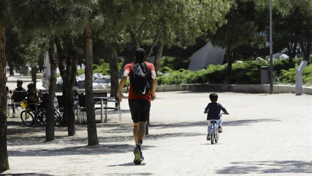 ep un hombre hace deporte con un nino en bicicleta por madrid rio