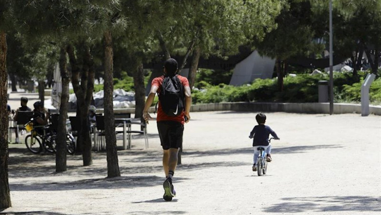 ep un hombre hace deporte con un nino en bicicleta por madrid rio ep un hombre hace deporte con un nino en bicicleta por madrid rio
