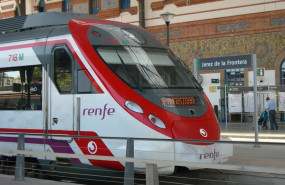 ep un tren de cercanias de cadiz en la estacion de jerez de la frontera cadiz
