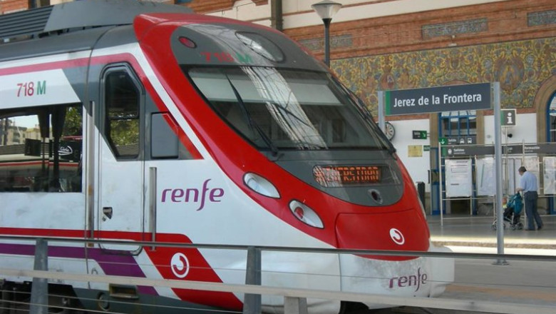 ep un tren de cercanias de cadiz en la estacion de jerez de la frontera cadiz