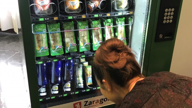 ep una joven adquiereproducto saludableuna maquina expendedora