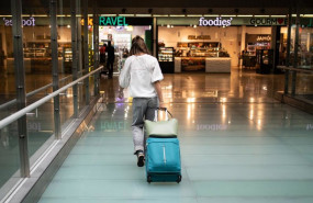 ep una viajera en una terminal de aeropuerto