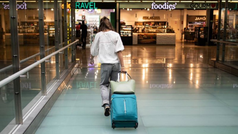 ep una viajera en una terminal de aeropuerto