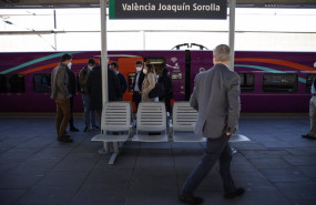 ep varias personas en la estacion de joaquin sorrolla mientras llega el tren avlo a 17 de febrero de