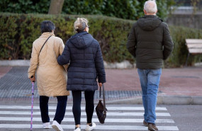 ep varias personas entre ellas una mujer pensionista cruzando una calle