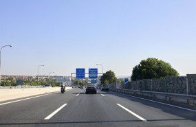 ep varios vehiculos recorren la autovia a3