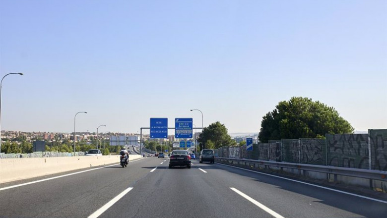 ep varios vehiculos recorren la autovia a3