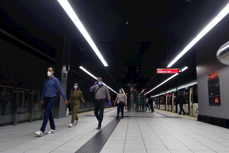 https://img6.s3wfg.com/web/img/images_uploaded/4/c/ep_viajeros_con_mascarillas_en_un_anden_de_la_estacion_de_metro_de_malaga_durante_la_fase_0_de_la.jpg