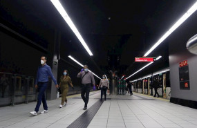 ep viajeros con mascarillas en un anden de la estacion de metro de malaga durante la fase 0 de la
