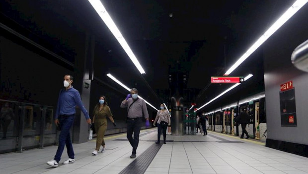 ep viajeros con mascarillas en un anden de la estacion de metro de malaga durante la fase 0 de la