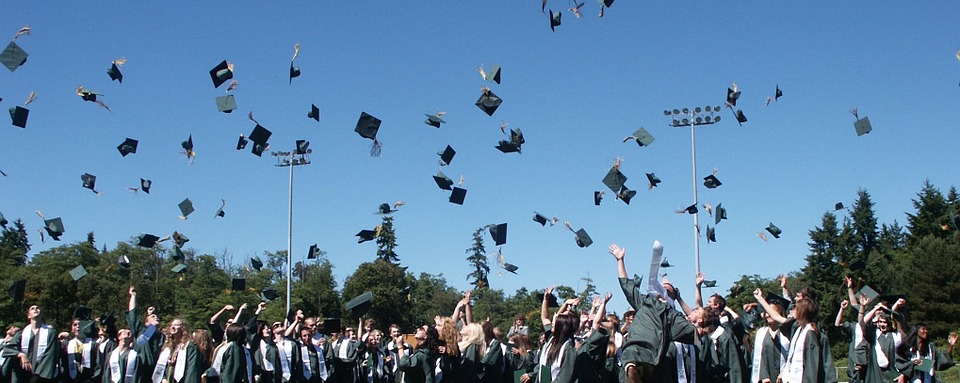 Pixabay graduacion estudiantes