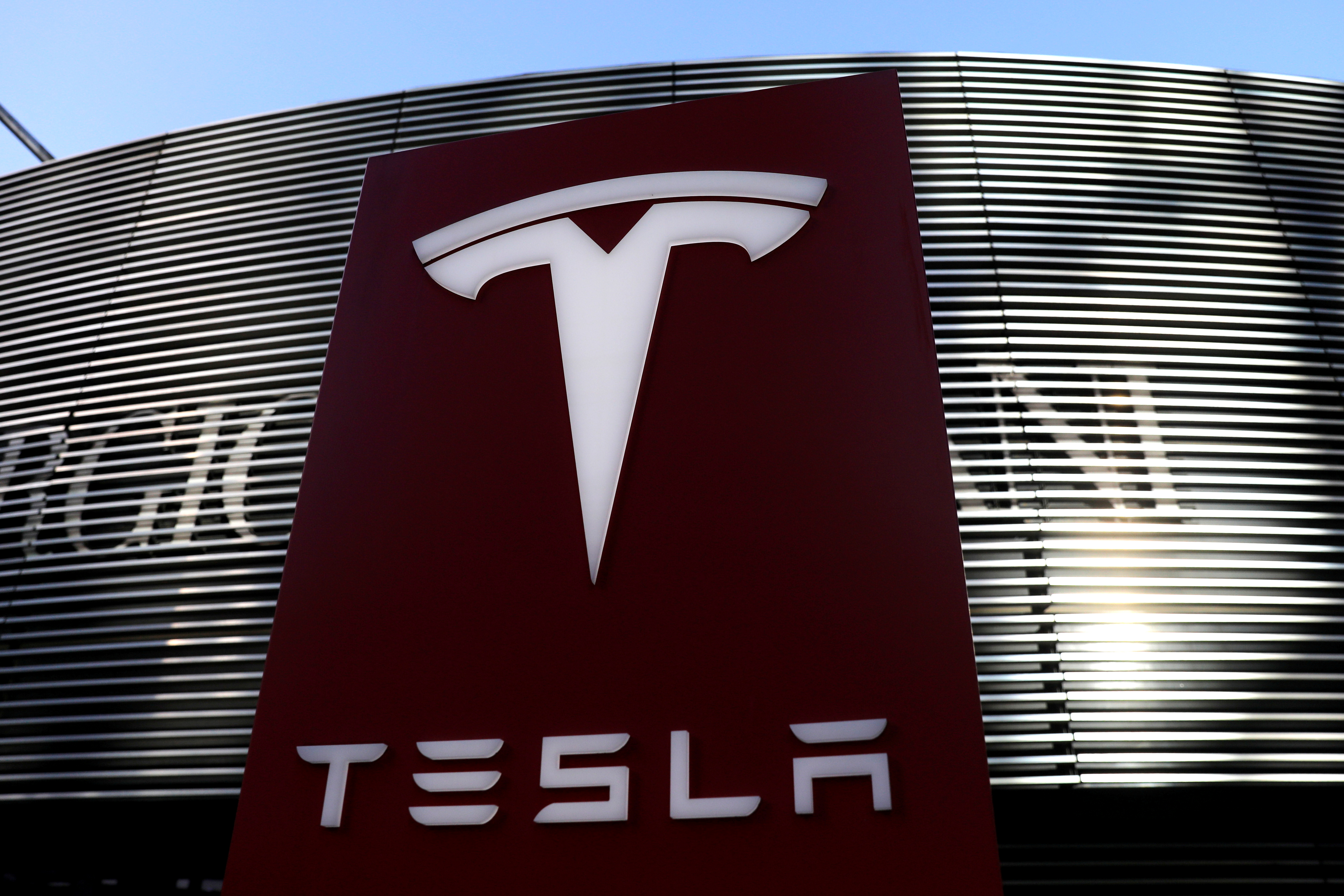 El martillo de Tesla puso freno a la fase correctiva