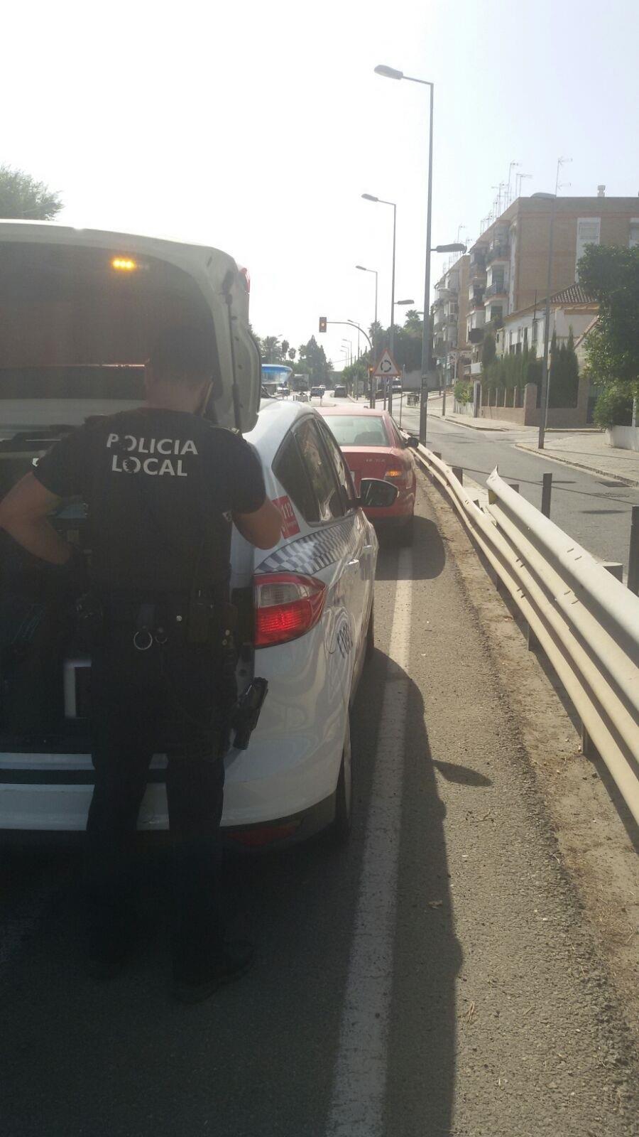 Actuación de la Policía Local de Castilleja de la Cuesta (Sevilla). | EUROPA PRESS/AYUNTAMIENTO DE CASTILLEJA DE LA CUES ep actuacionla policia localcastillejala cuesta sevilla