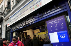 ep administracion de loteria dona manolita donde cientos de personas hacen cola cada dia y compran