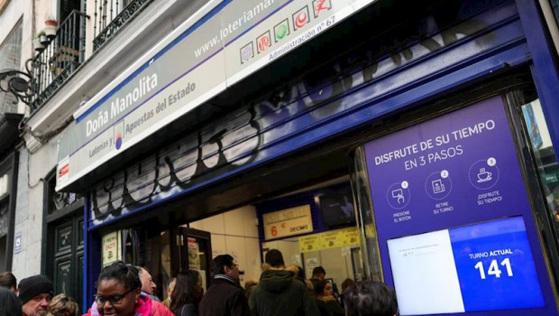 ep administracion de loteria dona manolita donde cientos de personas hacen cola cada dia y compran