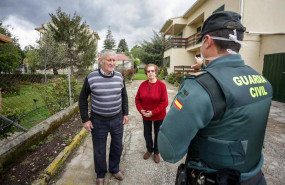 ep agentes de la guardia civil visitan a varios ancianos para controlar que todo funciona