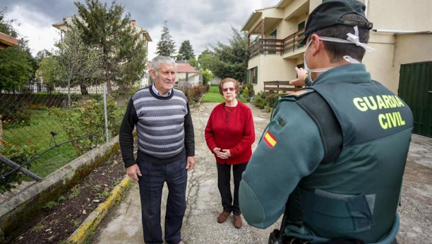 ep agentes de la guardia civil visitan a varios ancianos para controlar que todo funciona