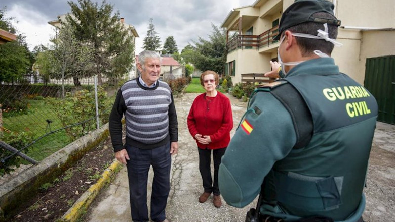ep agentes de la guardia civil visitan a varios ancianos para controlar que todo funciona ep agentes de la guardia civil visitan a varios ancianos para controlar que todo funciona