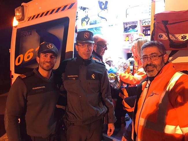 Agentes de la Guardia Civil tras nacer un bebé en la frontera de Ceuta | EUROPA PRESS/GUARDIACIVIL ep agentesla guardia civilnacerbebe enfronteraceuta