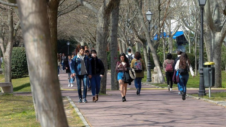 Alumnos pasean en el campus de la Universidad Autónoma de Madrid. | Jesús Hellín - Europa Press - Archivo ep alumnos pasean en el campus de la universidad autonoma de madrid