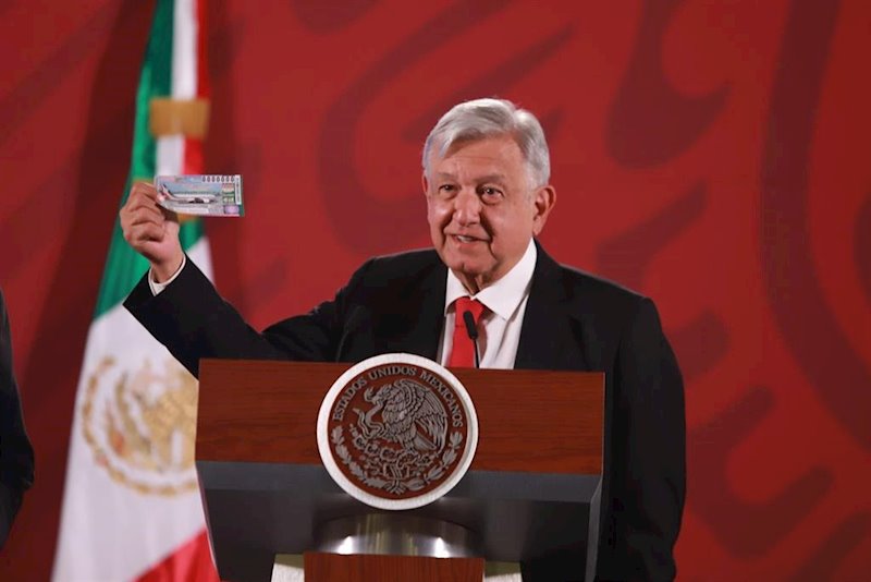 https://img6.s3wfg.com/web/img/images_uploaded/5/3/ep_andres_manuel_lopez_obrador_sostiene_un_boleto_del_sorteo_del_avion_presidencial.jpg