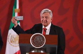ep andres manuel lopez obrador sostiene un boleto del sorteo del avion presidencial