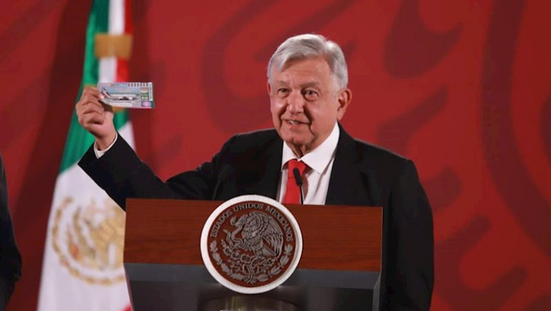 ep andres manuel lopez obrador sostiene un boleto del sorteo del avion presidencial