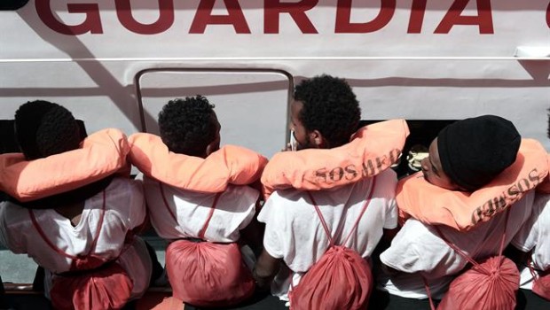 ep aquarius is currently in the process of transferring 400 persons to two italian