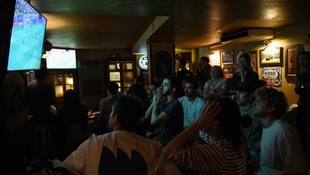 ep archivo aficionados viendo un partido de futbol en un bar de madrid ep archivo aficionados viendo un partido de futbol en un bar de madrid