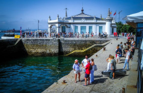 ep archivo   cola de turistas para coger el barco camino a la playa del puntal a 10 de agosto de