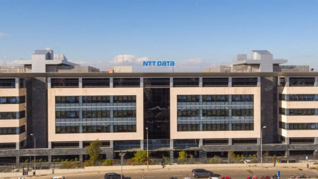 ep archivo   el letrero con ntt data la nueva marca de everis ya esta colocado en su edificio de