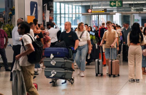 ep archivo   imagenes de turistas a su llegada al aeropuerto de malaga costa del sol a 1 de julio de