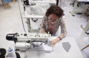 ep archivo   mujer cosiendo material para pacientes y personal sanitario expuesto al coronavirus