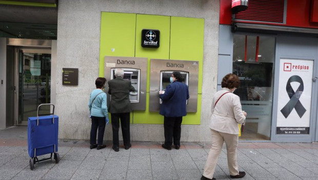 ep archivo   personas mayores sacan dinero en un cajero de bankia