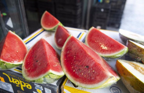 ep archivo   sandias en un puesto de frutas y verduras de un mercado de abastos
