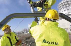 ep archivo   trabajadores de mantenimiento de infraestructura ferroviaria de adif