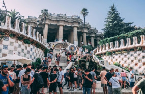 ep archivo   turistas en el parque guell de barcelona