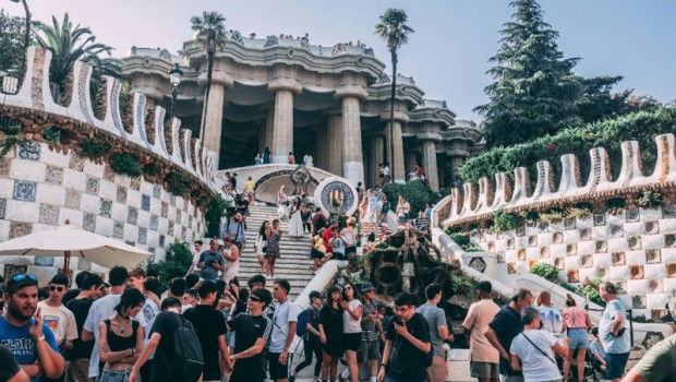 ep archivo   turistas en el parque guell de barcelona