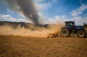 ep archivo   un agricultor trabaja en el campo