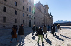 ep archivo   un grupo de turistas en el monasterio de san lorenzo de el escorial